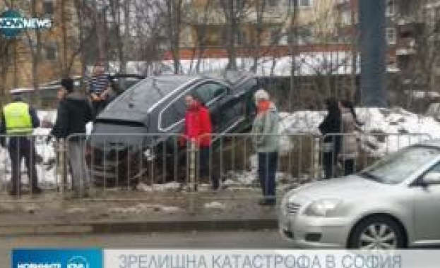 Зрители на NOVA изпратиха снимки от катастрофа на столичния булевард