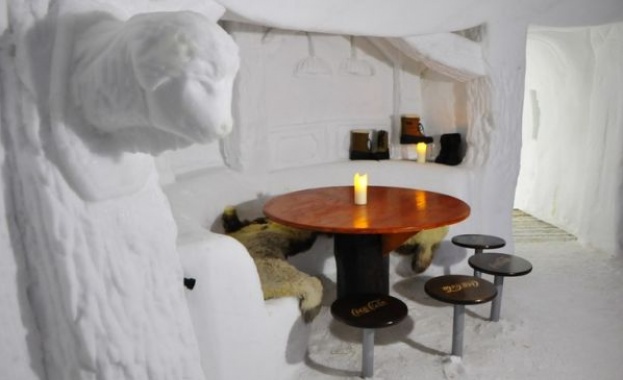 Местен хотел в индийския щат Кашмир глези посетителите си с