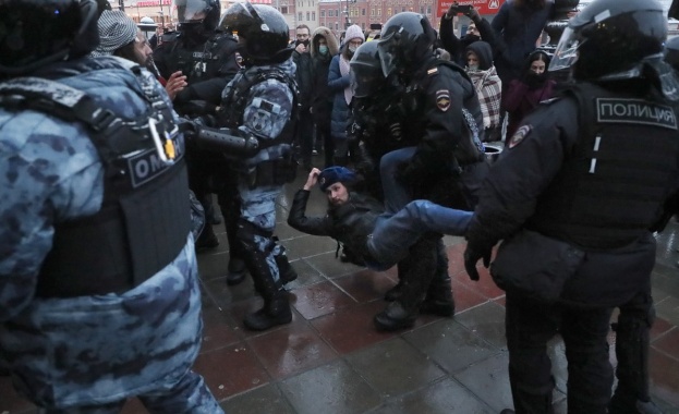 Полицията в Русия задържа днес над 4 000 души на