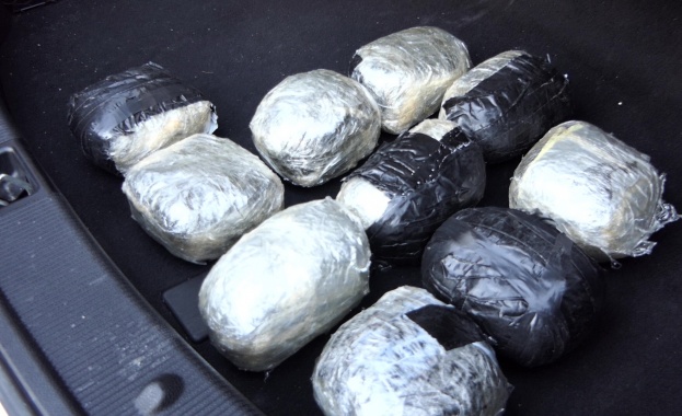 Полицията в Благоевград задържа близо два килограма хероин при опит
