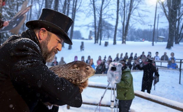 Идват още шест седмици зима прогнозира мармотът Фил от Пънксътоуни