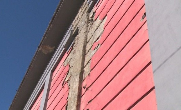 Потърпевшите от падналото парче от фасада на сграда върху лек