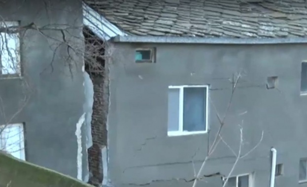 Свлачище разцепи и едва не срути къща в района на