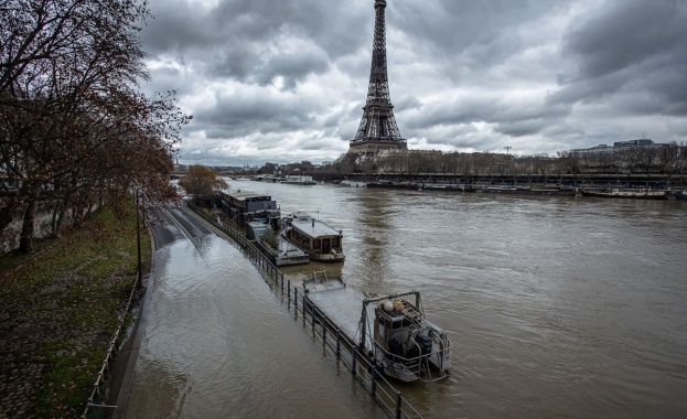 Властите в Париж затвориха няколко участъка от бреговете на река