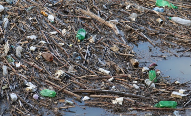 Поредното сметище се формира във водоем у нас Този път