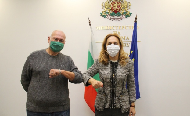 Вицепремиерът и министър на туризма Марияна Николова проведе работна среща