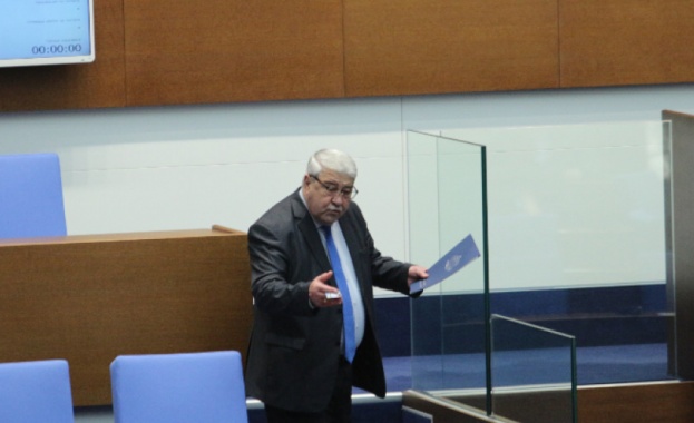 ГЕРБ призова в декларация от парламентарната трибуна президента Румен Радев