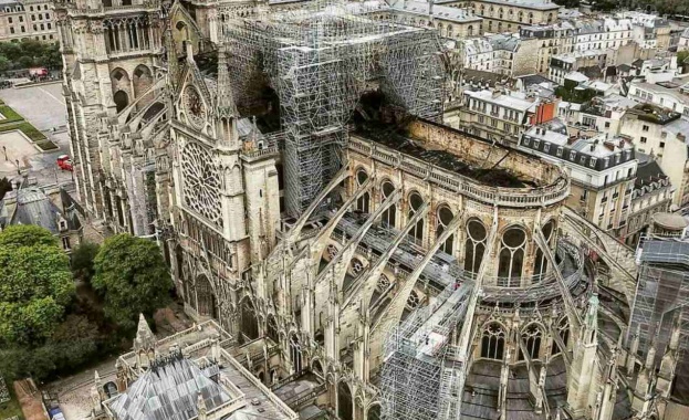 Познатият силует на стрелата на катедралата Нотр Дам в Париж