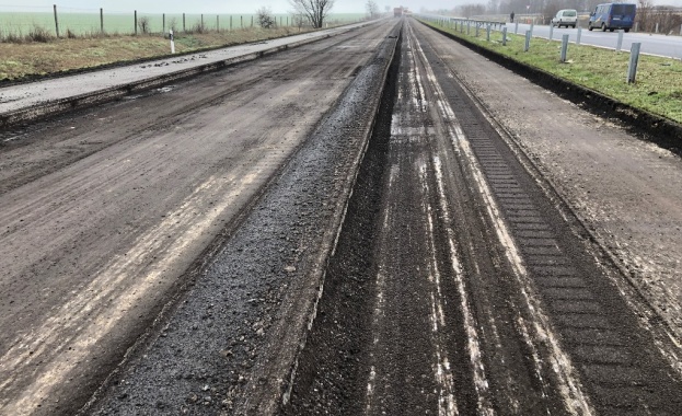 В ремонта на двете платна в отсечката от 16 5 км