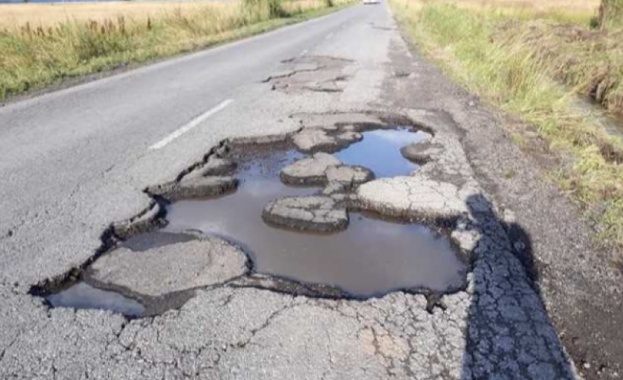 Сигнал за разбит път Става дума за участъка между Вакарел