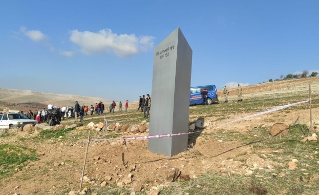 Мистериозен метален монолит се е появил в нива на село