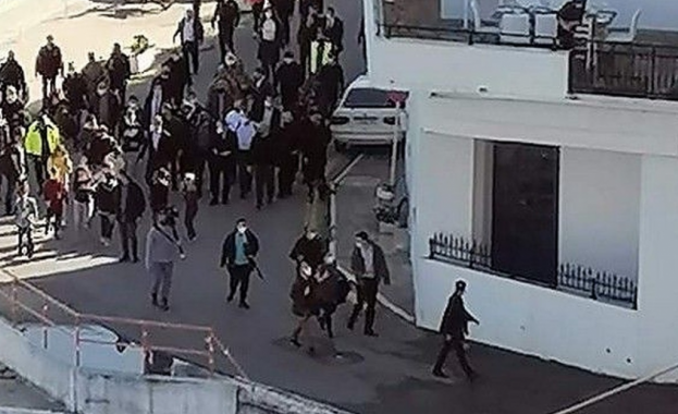 Скандал в Гърция: Премиерът Мицотакис на закуска с 50 души (видео)