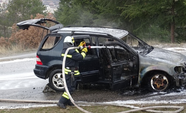 Лек автомобил Мерцедес пламна в движение над Благоевград екип огнеборци