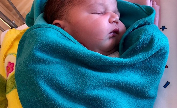 Бебе с впечатляващи размери тегло 4760 гр и дължина