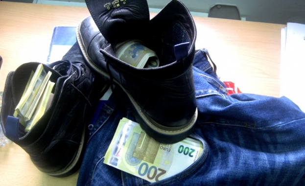 Митнически служители задържаха 166 000 недекларирани евро в района на