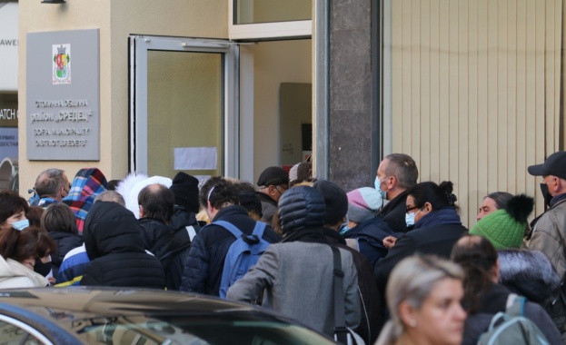 Опашки се извиха пред районните администрации в столицата от желаещи