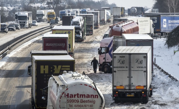  Снежни неволи в цяла Европа: 37 км опашка от коли на магистрала в Германия
