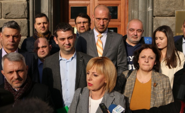 Коалиция Изправи се Мутри вън внесе в Централната избирателна комисия