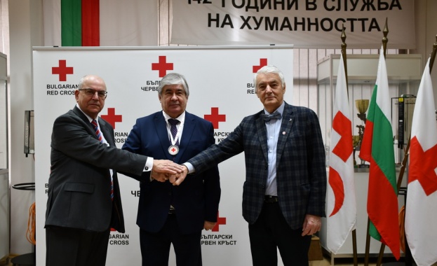 Руският посланик Анатолий Макаров посети БЧК преди отпътуването си от България