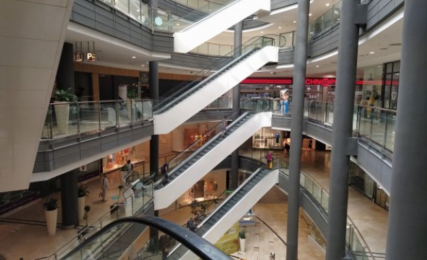 Собственици на заведения и търговски центрове продължават да настояват за