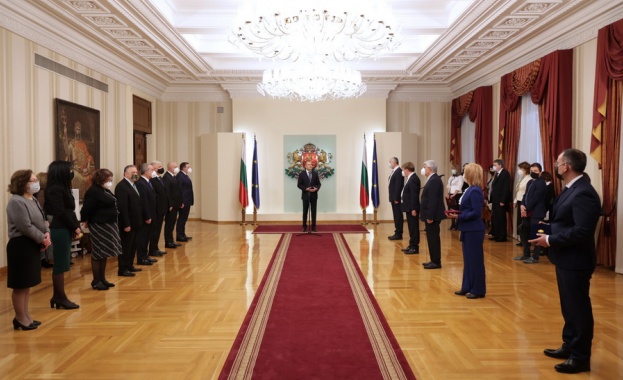 Президентът Румен Радев връчи висши държавни отличия на изявени българи