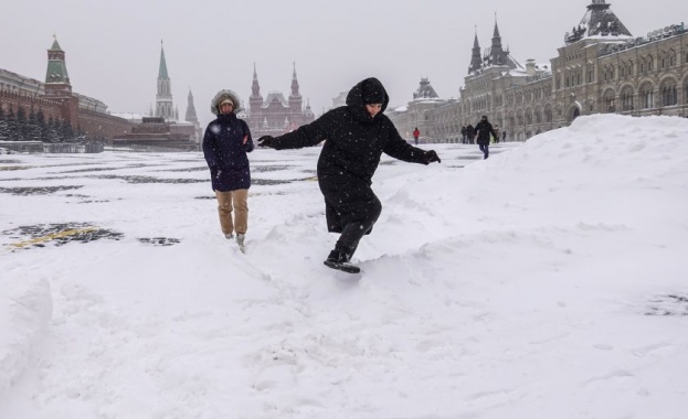 Лютата зима в Москва се оказа изпитание за служителите в
