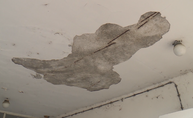 Наводнени помещения студ мокри тавани и рушащи се стени