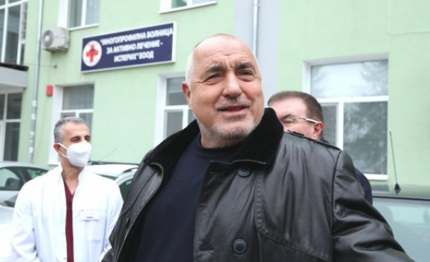 Бойко Борисов е на посещение в МБАЛ Исперих С него
