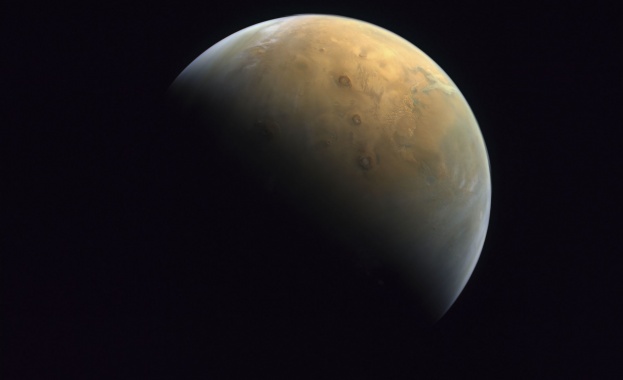 Обединените Арабски Емирства публикуваха първата снимка на Марс направена от