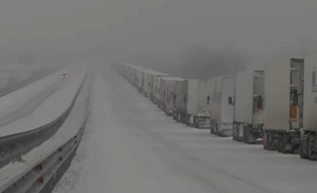 Заради лошото време още вчера Гърция затвори границата си Още