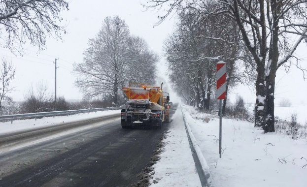 560 машини са обработвали пътищата от републиканската пътна мрежа през