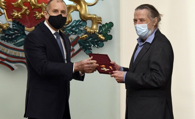 Президентът Румен Радев удостои с държавни отличия изтъкнати българи за