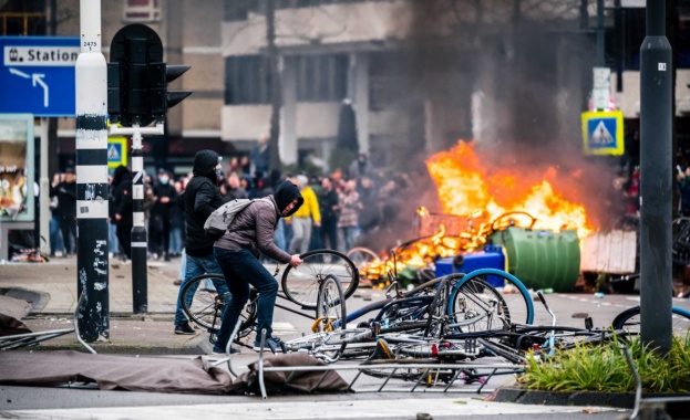 Холандски съд разпореди правителството да отмени националния полицейски час наложен