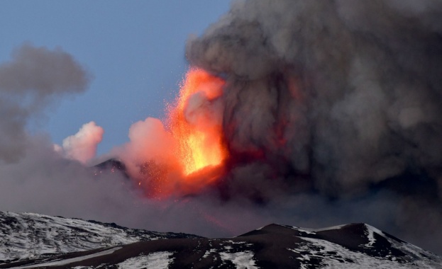 Вулканът на остров Сицилия Етна изригна зрелищно и дъжд от
