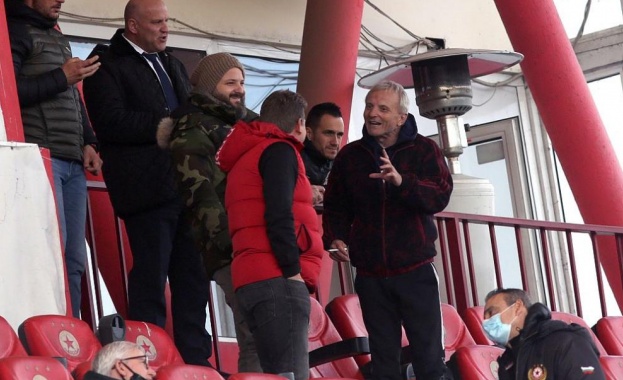 Футболни звезди и деятели на ЦСКА пуснаха обръщение към собствениците