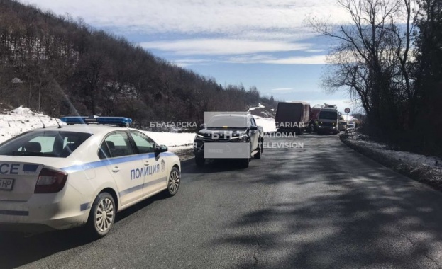 Пътят Ботевград Мездра е затворен Пострадали са двама мъже