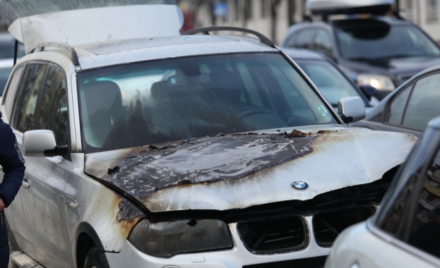 Лек автомобил се запали на оживено столично кръстовище в час