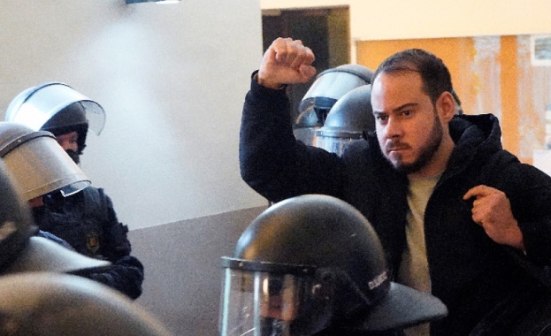 Трета поредна нощ на бурни протести в Испания Хиляди излязоха