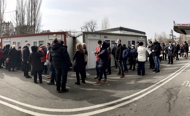 Опашки се извиха пред двата ваксинационни пункта в Пирогов днес