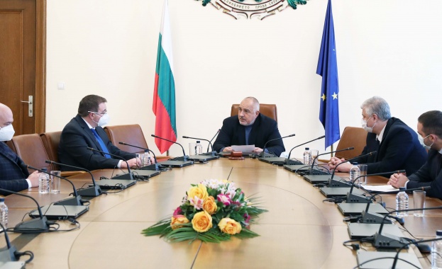 Създават зелени коридори за желаещите да се ваксинират До края