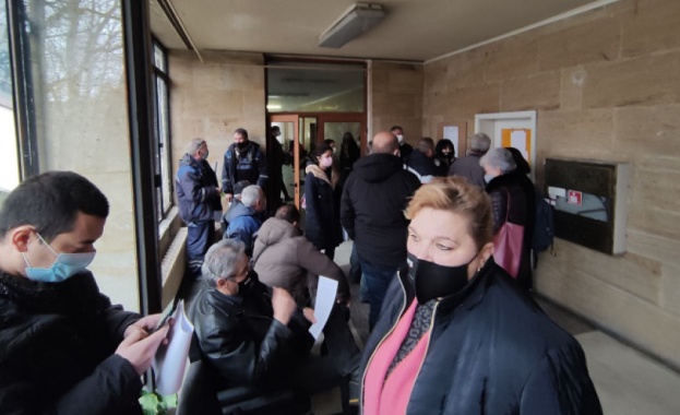 Началото на масовата ваксинация в РЗИ Пловдив претърпя частичен провал Желаещите