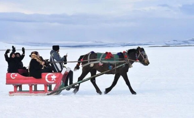 Конни шейни возят туристи по замръзнало езеро в Източен Анадол