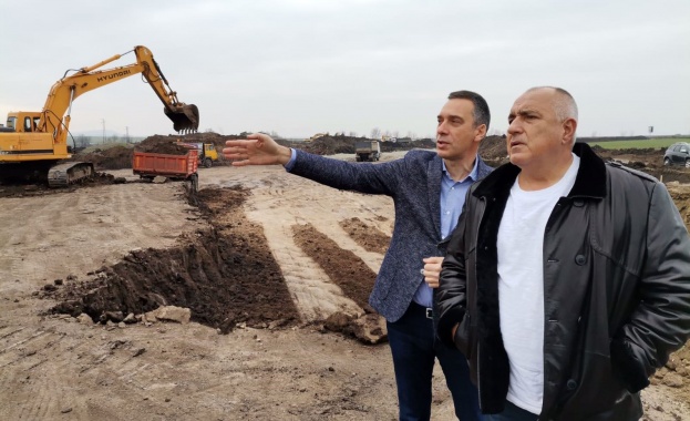 Премиерът инспектира Северния обход на Бургас и новата спортна зала в града