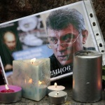 Московската полиция задържа активисти, които полагаха цветя на лобното място на Борис Немцов