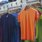 Рекорд на Гинес: Мъж облече 35 тениски за 60 секунди