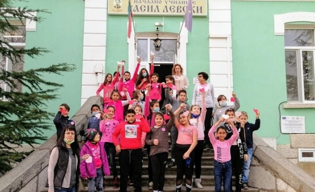 Световният ден на розовата фланелка против тормоза в училище бе
