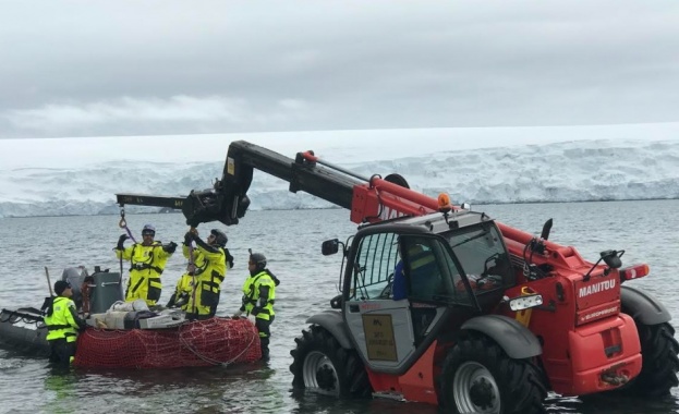 29 та Национална антарктическа експедиция най сетне достигна остров Ливингстън където е