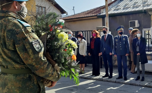 В Пещера официално бе открита паметна плоча на Красимир Узунов