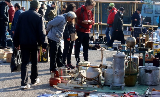 Голям брой хора се струпаха на редовния съботен битак в