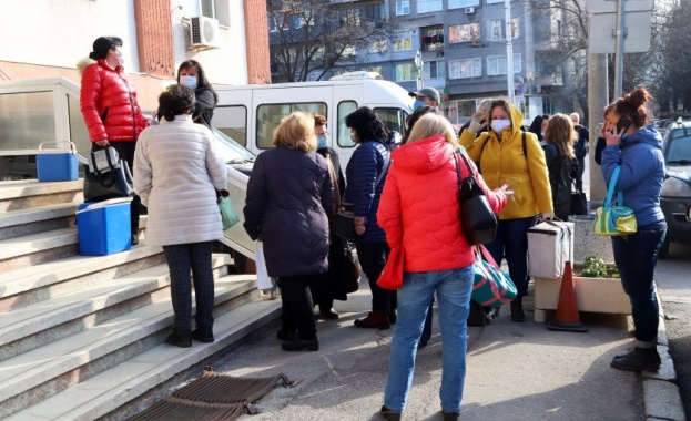 Опашка от лични лекари с хладилни чанти и кутии се